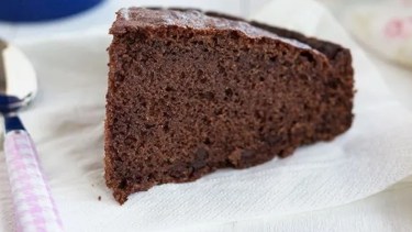 Cómo hacer un bizcochuelo de vino tinto con trocitos de chocolate