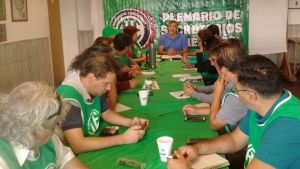 Weretilneck recibe a los estatales en Roca por salarios y pase a planta