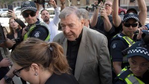 Quedó detenido el cardenal George Pell, culpable de abuso sexual