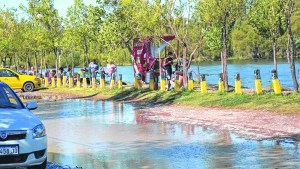 El río Limay comenzó a descender tras la crecida