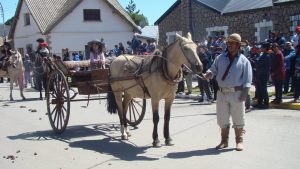 Desfile gaucho y destrezas criollas en el cumple de Pilcaniyeu