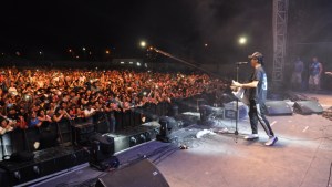 Damas Gratis hizo cantar y bailar a unas 6.000 personas en Los Menucos