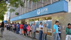 Este viernes cobran sus salarios los estatales de Neuquén