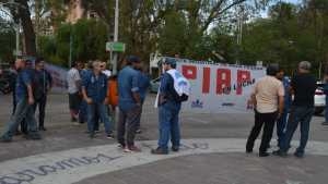 La protesta de la Planta de Agua Pesada de Arroyito se mudó al monumento