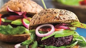 Tomá nota de este recetón: mini hamburguesas de quínoa y remolacha