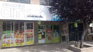 Lo descubrieron vendiendo alcohol a menores y atacó a los inspectores