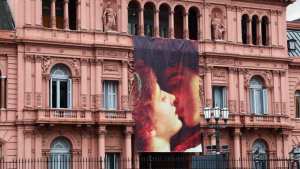 Así amaneció la Casa Rosada por San Valentín