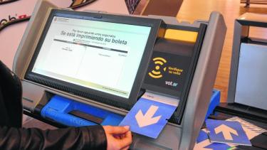 La boleta única electrónica se utilizará con dos categorías el 24 de octubre: lista de concejales y referéndum (foto archivo)