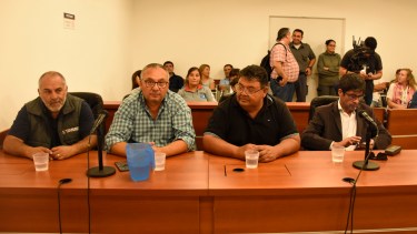 El sindicato informó que su dirigente, Santiago Baudino (de camisa escocesa), fue sobreseído por cortar la avenida. (Archivo Florencia Salto).-
