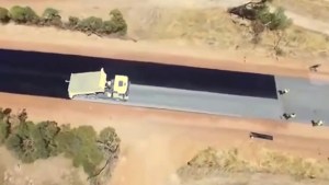 Mirá como en solo dos días asfaltan cinco kilómetros de Ruta en el desierto australiano