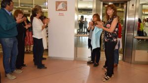 Conmemoran el Día de la Memoria con un pañuelo blanco en el hall de Educación