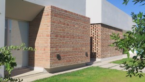 La versatilidad del ladrillo a la vista en una casa de Roca