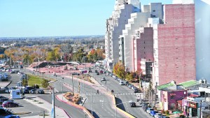 Cómo gastan sus presupuestos Neuquén y Río Negro