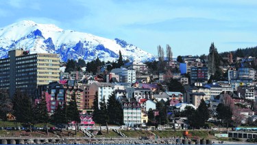 Bariloche vista desde el lago Nahuel Huapi. (Archivo)