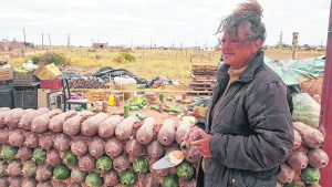 Construye su casa con botellas de plástico y ayuda de los vecinos