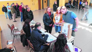 Once boletas en Viedma. El candidato a intendente de JSRN -Marcos Castro- va en otras dos (Nos Une y PPR), y la UCR anexa el tramo.

Foto : Marcelo Ochoa (archivo)