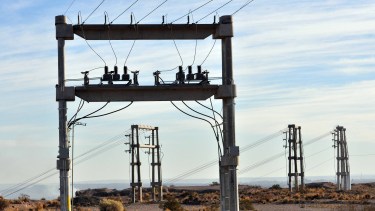 Epen ya ingresó a reestablecer el servicio de luz en Mari Menuco