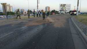 Un camión derramó aceite en la ruta y provocó un choque entre dos vehículos