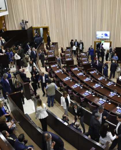 Hoy se realizó una sesión especial para que el gobernador presente su informe de gestión. (Florencia Salto).-