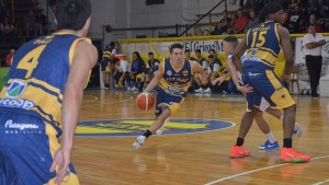 Atenas vapuleó a Parque Sur y sigue de festejo
