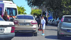 La seguridad vial en la puerta de la escuela es una materia pendiente