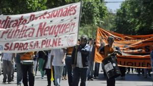 Profesionales de la salud de Neuquén se movilizaron a la Casa de Gobierno