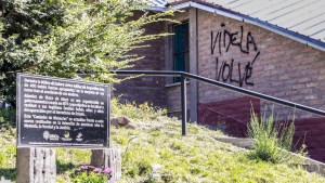 Pintadas con apología a la dictadura en la UNC de Bariloche