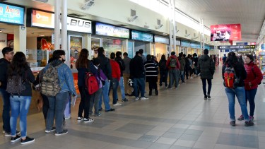 Una extensa fila de personas esperando su turno para inscribirse en la ETON. Foto: Archivo Mauro Pérez