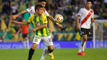 Matías Pisano disputa el balón con Enzo Pérez, el autor del gol de River en Mar del Plata.