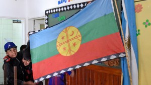 Tras la polémica, izaron la bandera Mapuche en una escuela San Martín de Los Andes