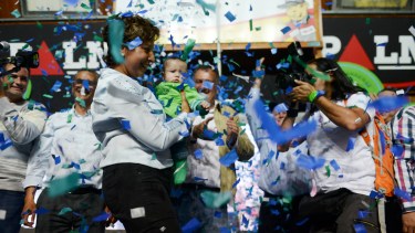 Arabela Carreras, gobernadora electa, toma en brazos un bebé. (Foto: Alfredo Leiva)
