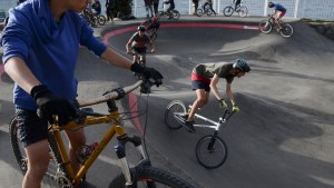 Saltos en el pump track de Bariloche