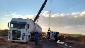 Camionero volcó y derramó miles de litros de petróleo