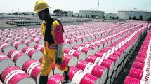 Imagen de El barril de petróleo supera los 80 dólares por primera vez en tres años