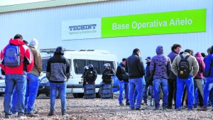 Los anuncios de inversiones chocan con las suspensiones en Vaca Muerta