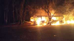 Un incendio consumió tres vehículos en una empresa de Añelo