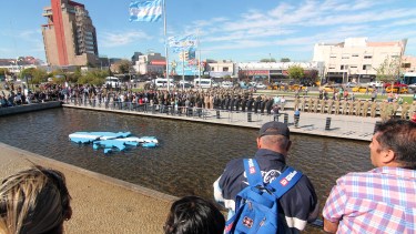 En el Cenotafio de Neuquén se hará la ceremonia de claveles.
(foto archivo Oscar Livera)