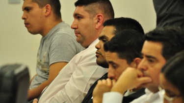 Los policías declarados responsables por la agresión al joven de Picún Leufú. (Foto Juan Thomes)