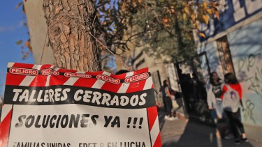 Alumnos, padres y docentes hicieron numerosas protestas por la finalización de las obras en los talleres de la EPET 8. Foto: Juan Thomes. 