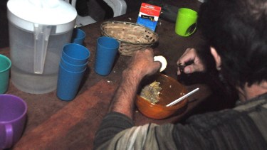 El refugio para varones adultos "Cura Brochero" necesita ayuda para ayudar: se reciben donaciones de frazadas, ropa de abrigo y calzado. (Juan José Thomes).-
