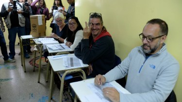 Hubo demoras en algunas escuelas por la falta de padrones y la falta de capacitación de las autoridades de mesa. Foto: Chino Leiva