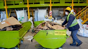La cooperativa Las Emprendedoras es la administradora del Complejo Ambiental Neuquén, ubicado en la meseta.