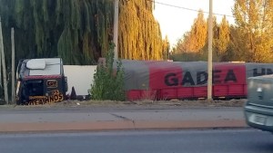 Ruta 151: Camión cayó a un desagüe tras golpear contra una pared en el acceso a Cipolletti