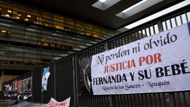 Carteles en la Ciudad Judicial por Fernanda Pereyra, anterior pareja de Marángel. (Archivo)