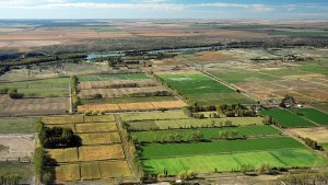 Aprendía a manejar, volcó y su hija está grave en Viedma