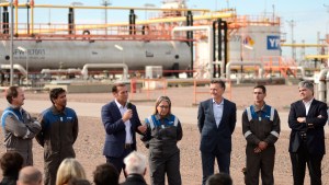Macri volvió a lucir su mameluco especial sobre Vaca Muerta