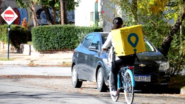 La rapidez de la moto permite acceder a más pedidos según la ubicación que denote el sistema que administra un robot. Foto: Mauro Pérez.