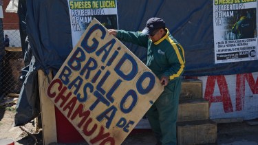 08-12-2017 NEUQUEN DESALOJO OBREROS  MADERERA MAM, MEDIADOR