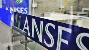 Jubilados y beneficiarios de AUH con DNI finalizado en 1 cobran mañana