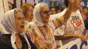 Denuncian un ataque intimidatorio a Madres de Plaza de Mayo en Neuquén